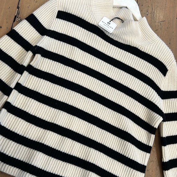 Beautiful sweater crème and navy stripe - Picture 2 of 2